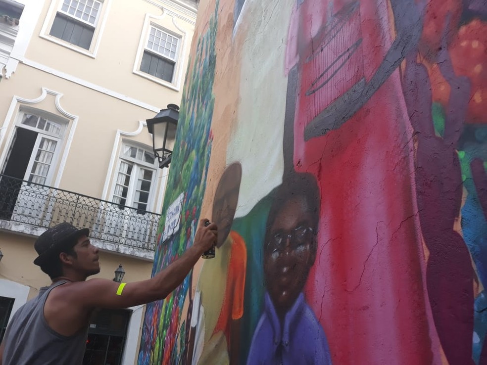 O grafiteiro Bruno Wiw pintou mural na Escadaria do Paço, no Centro Histórico — Foto: Bruno Wiw / Arquivo Pessoal